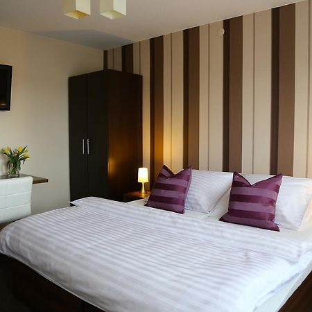 10 Bed And Breakfast Познань Экстерьер фото