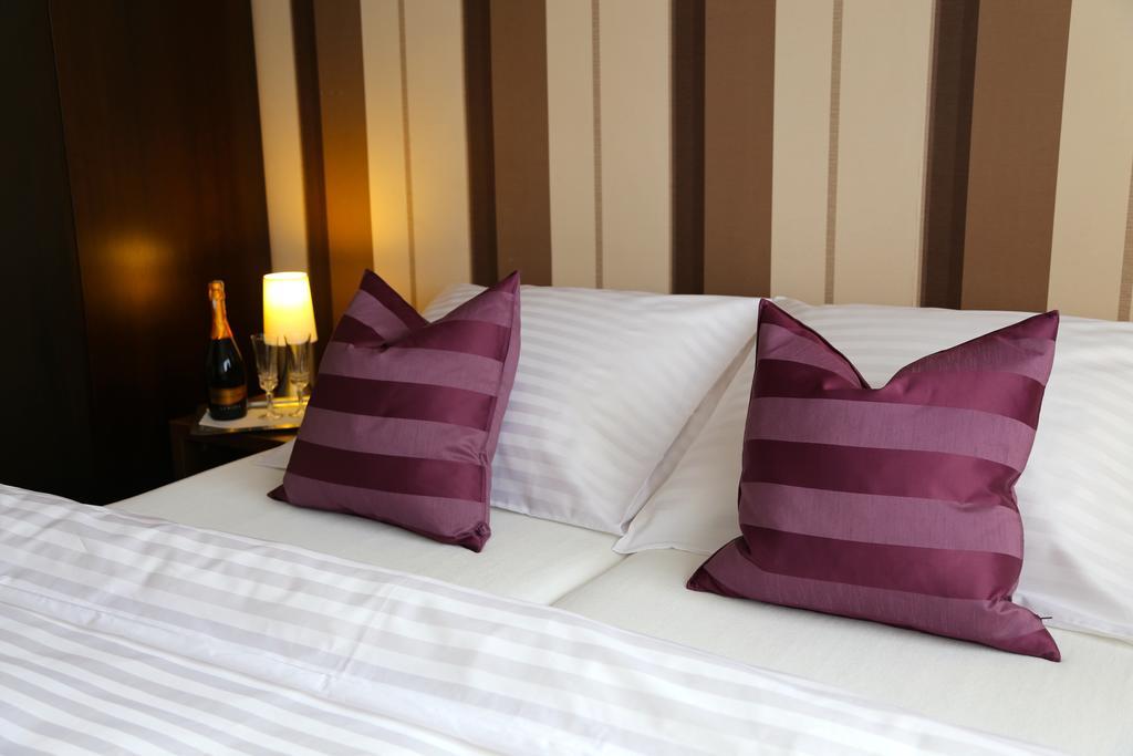 10 Bed And Breakfast Познань Экстерьер фото