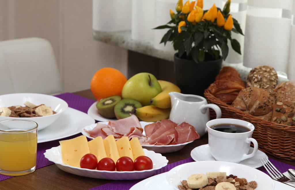 10 Bed And Breakfast Познань Экстерьер фото